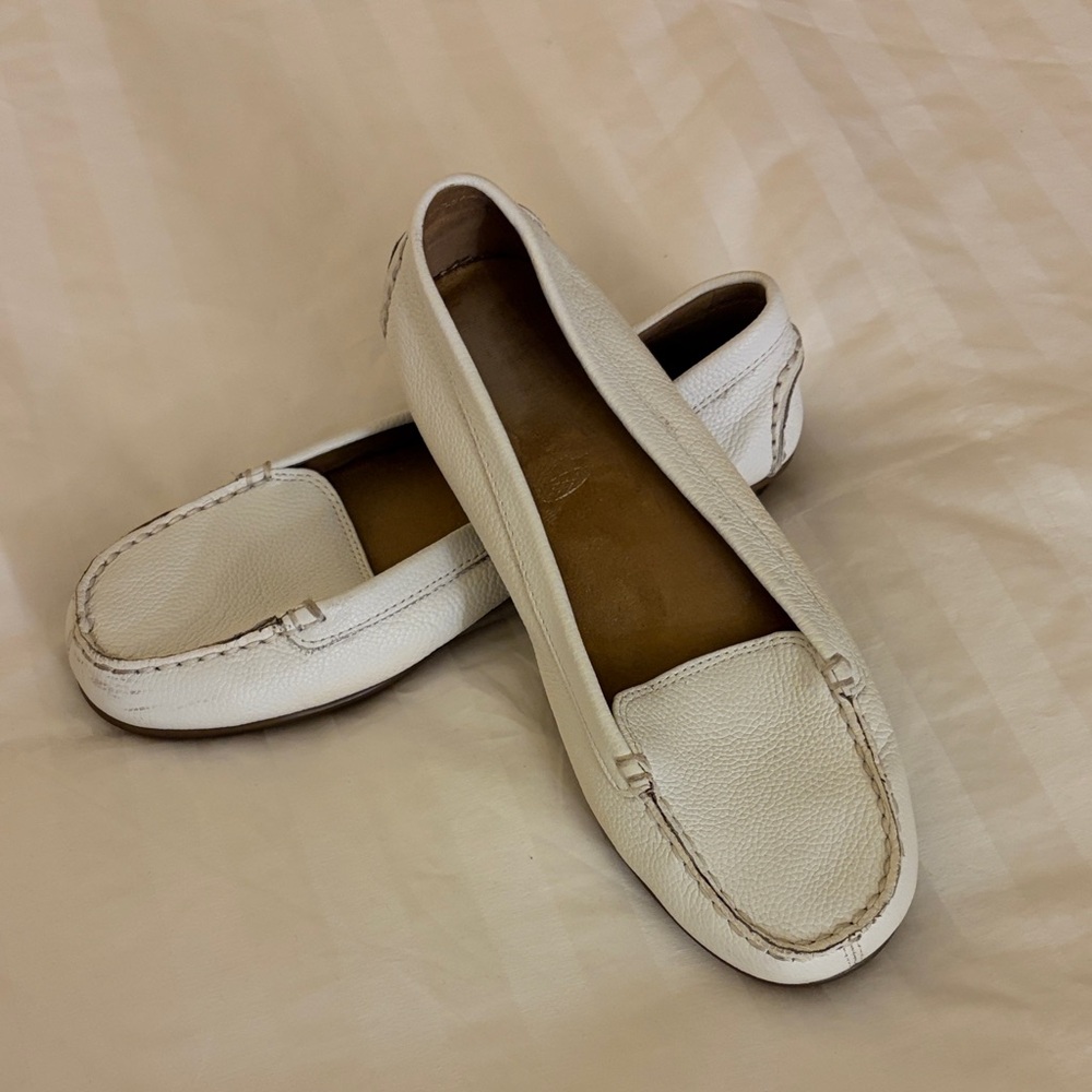 AEROSOLES Off-White Leather Moc Toe Driving Loafers